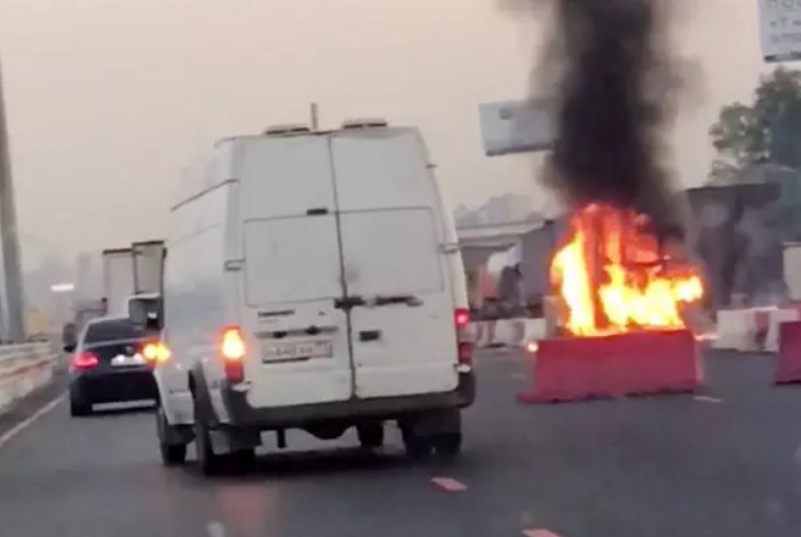 Маршрутка с пассажирами загорелась на ходу в Подмосковье