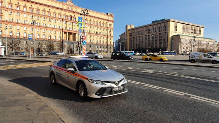 В центре Москвы задержали восемь человек, танцевавших на дороге