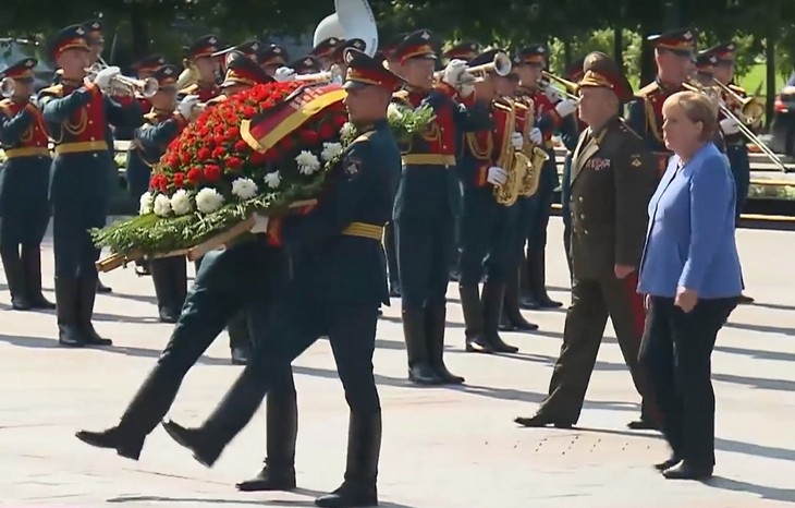 Канцлер Германии возложила цветы к Могиле Неизвестного солдата в Москве