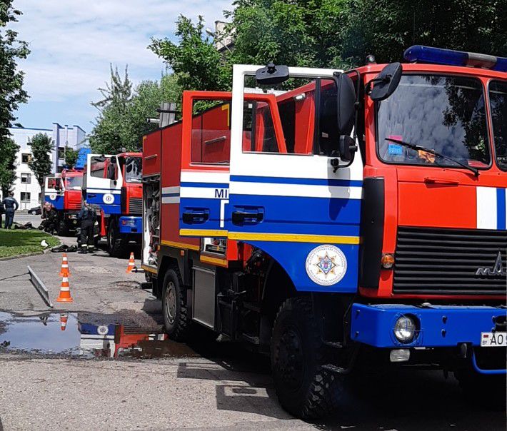 Новости тут. Пожарная машина. Пожарная машина МЧС. Автомобиль МЧС. Сгорела пожарная машина.