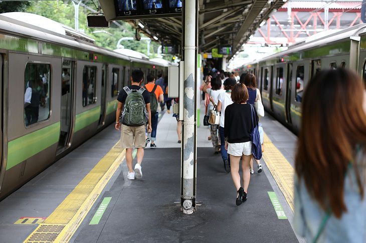 В Токио женщина с ножом набросилась на пассажиров поезда на печально известной станции Акихабара