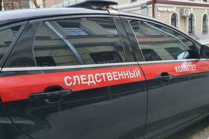 умер