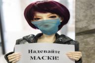 В Петербурге пенсионерка напала на полицейского после замечания о маске