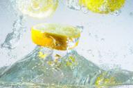 Медики рассказали, кому противопоказано пить воду с лимоном