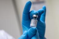 Минздрав одобрил испытания новой вакцины от коронавируса