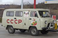 Машина с наклейкой СССР
