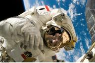 Группа ученых из Университета Торонто объяснила, почему космонавты быстрее стареют