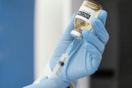 Людям с низким иммунитетом может понадобиться дополнительная доза вакцины от COVID-19
