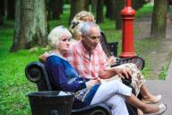 пенсионеры в парке